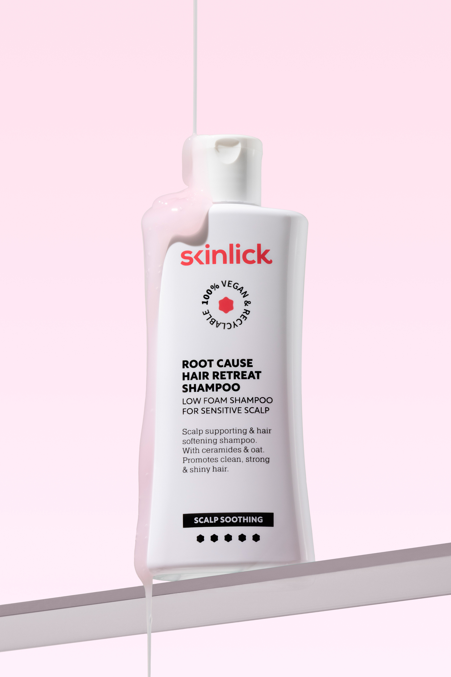 Skinlick Root Cause Hair Retreat Shampoo blagi šampon za osjetljivo vlasište u bočici i teksturom proizvoda