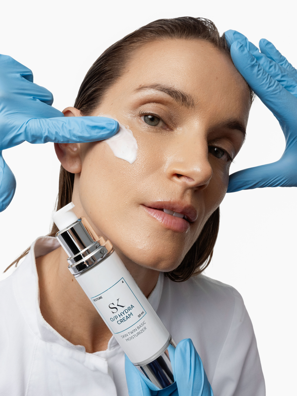 Skintegra O/P Hydra hidratantna biomimetička krema na bazi zobi, pantenola i ceramida u bočici i na ženskom licu