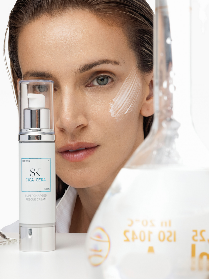 Skintegra CICA-CERA tretmanska krema sa ceramidima i CICA kompleksom u bočici i na ženskom licu