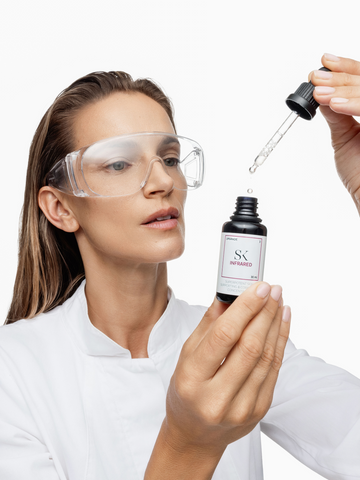 Skintegra Infrared umirujući i reparativni serum pogodan za osjetljivu kožu u bočici sa ženom