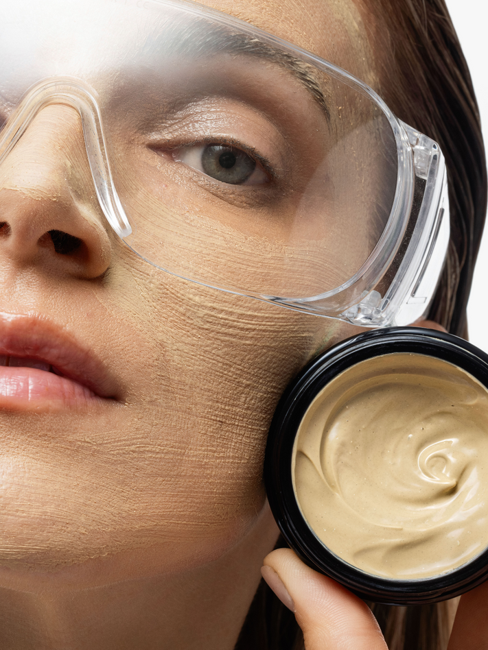 Skintegra Volcanica pročišćujuća, neisušujuća glinena maska sa bentoniom, siltom i cinkom u teglici na ženskom licu