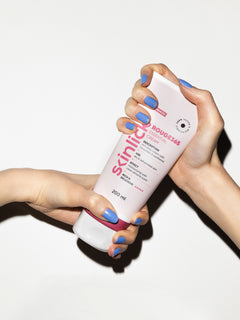 Skinlick Rouge365 Essential Cream bogata krema s ceramidima i pantenolom u bočici koju drže ruke